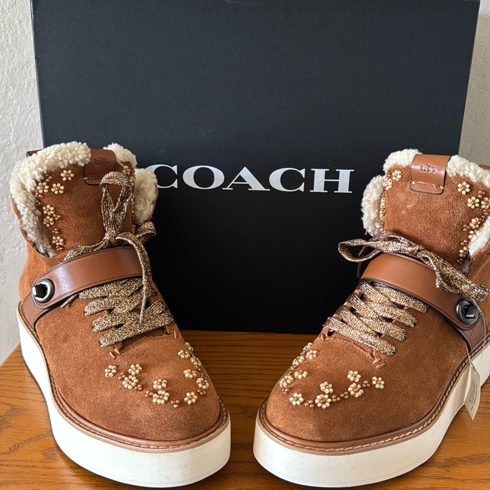 New COACH Urban Hiker Beads size 8.